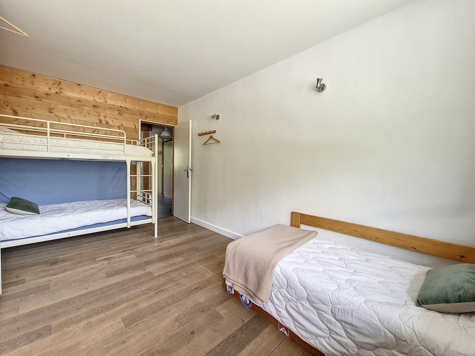 _agence-des-belleville_lv_images__lot_0000045651_14_27754948 _agence-des-belleville_lv_images__lot_0000045651_14_27754948