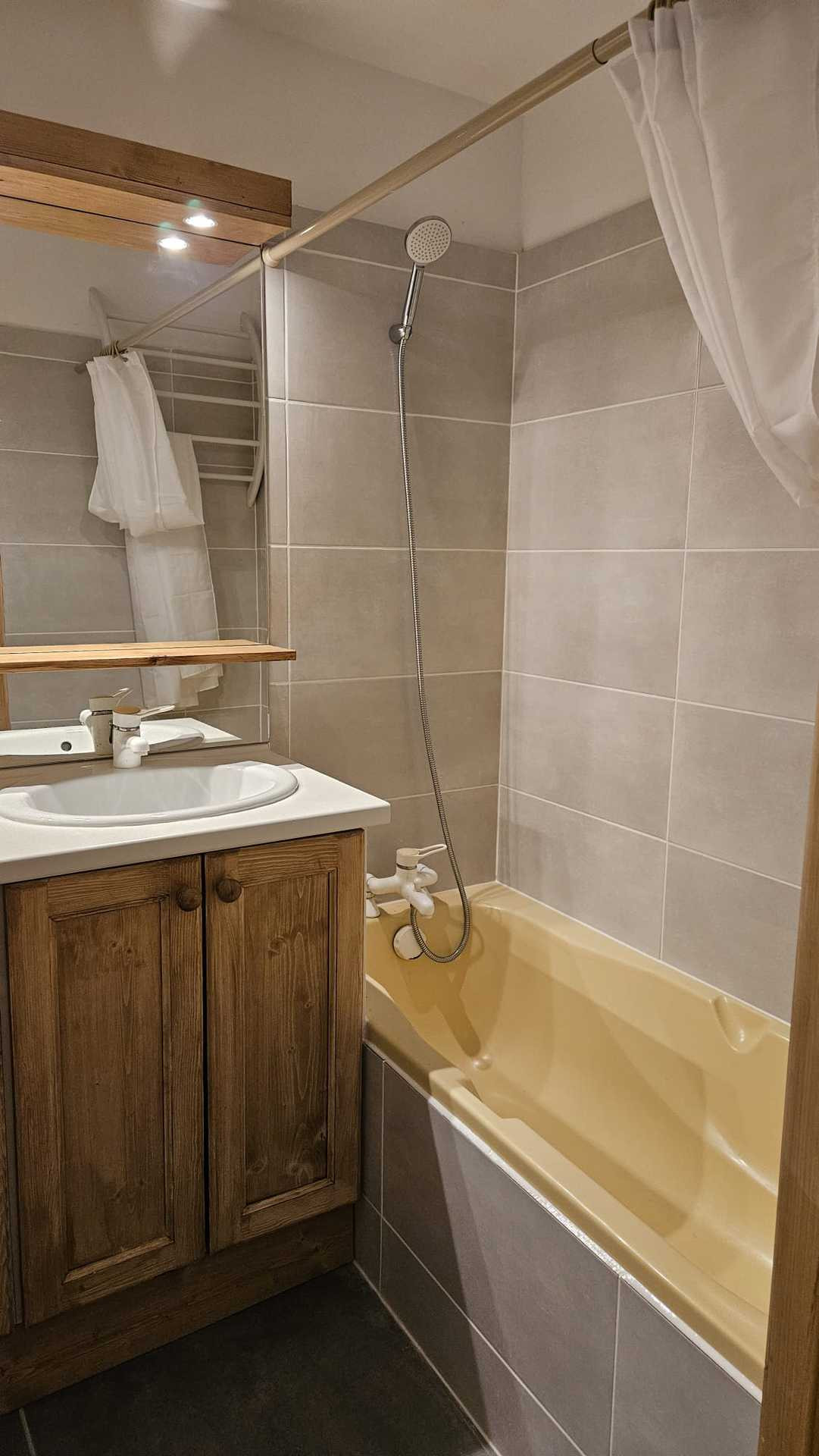 _lv_images__lot_0000000015_05_29308396