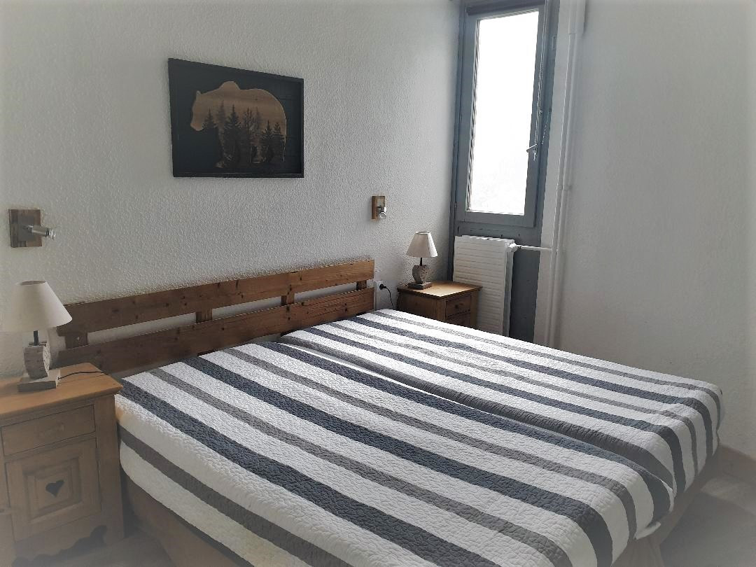 _lv_images__lot_0000000070_02_27390384