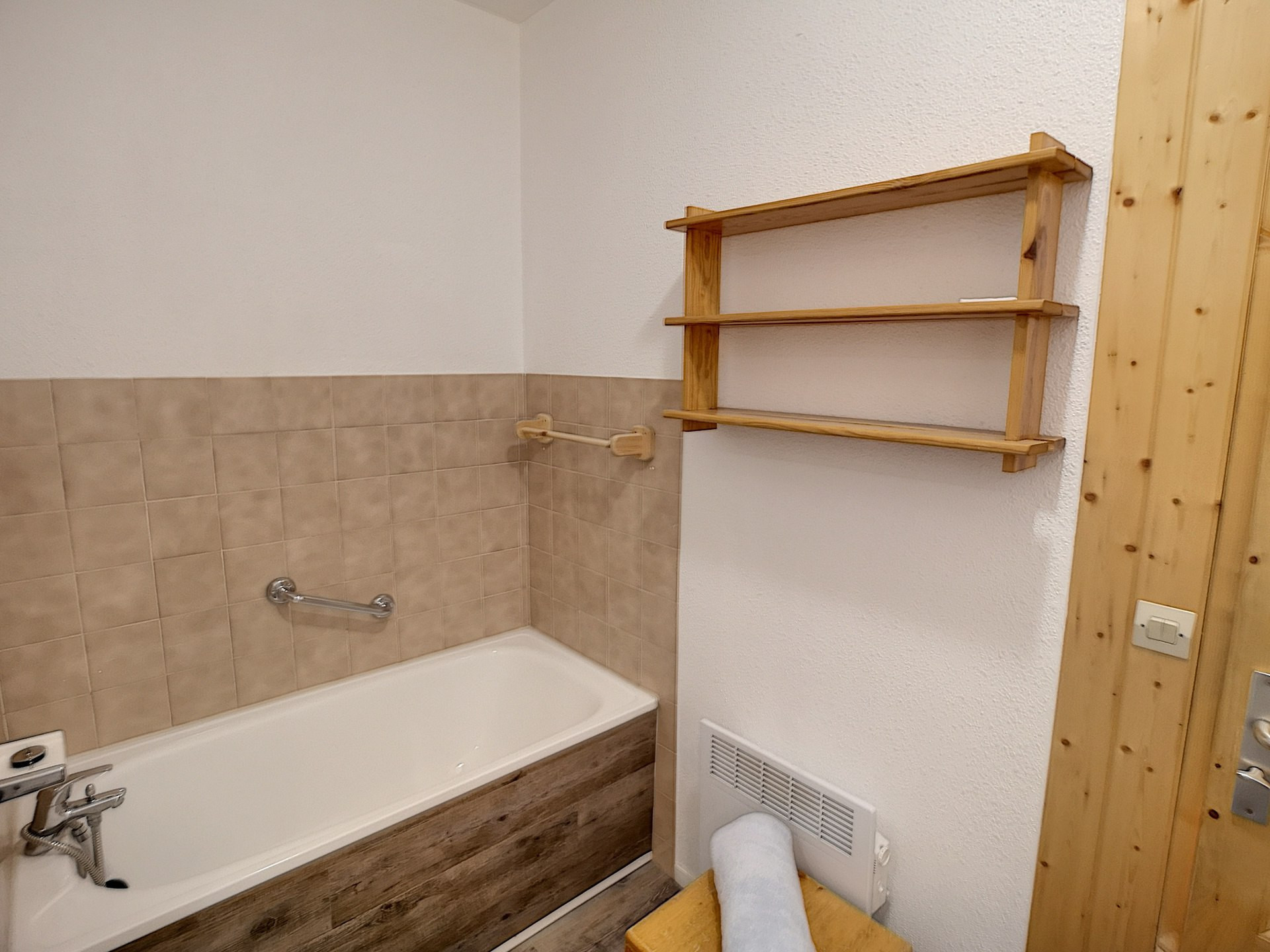 _lv_images__lot_0002000003_07_29505571