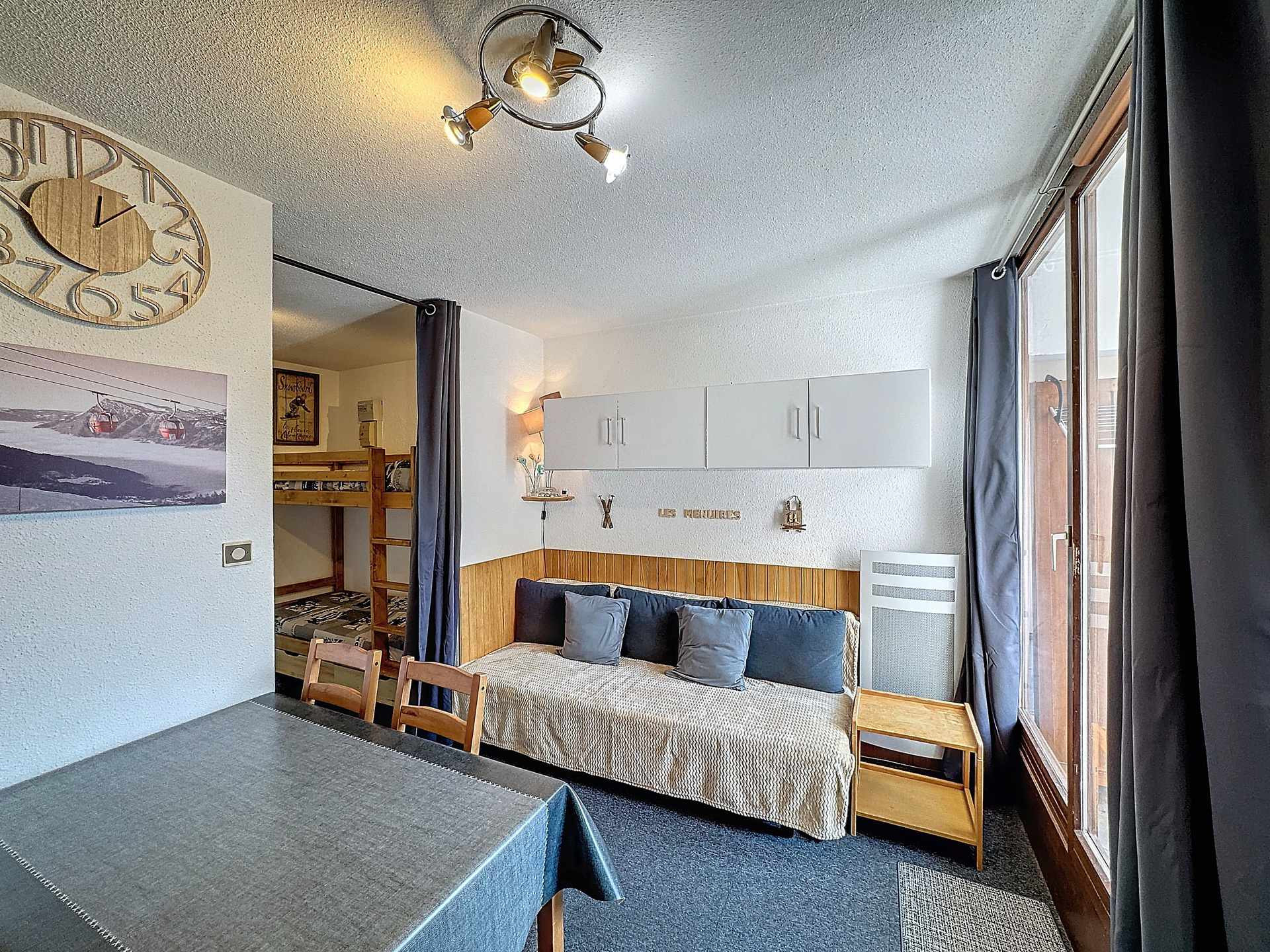 _lv_images__lot_0002011210_03_28120338