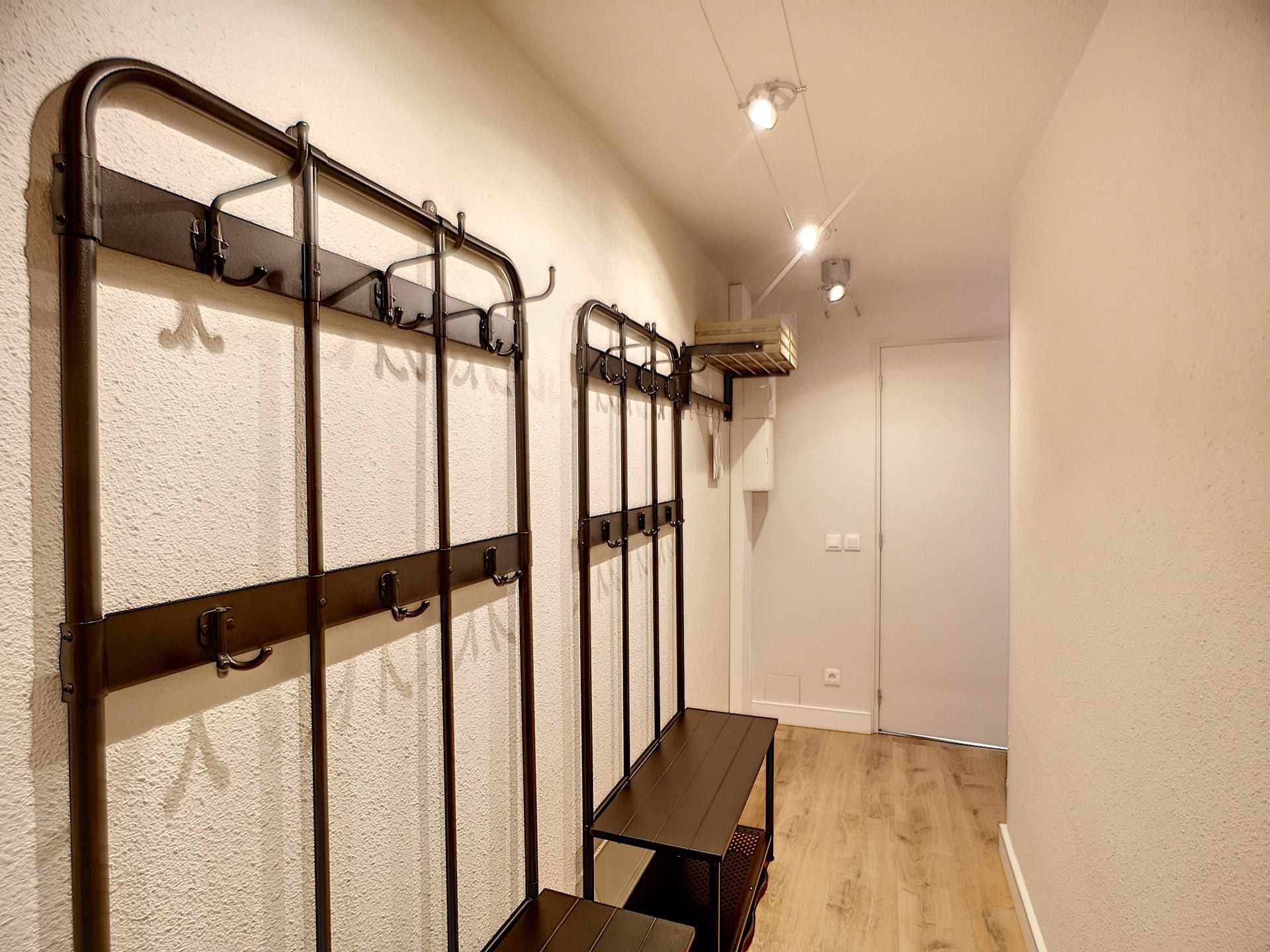 _lv_images__lot_0002012701_13_30204146