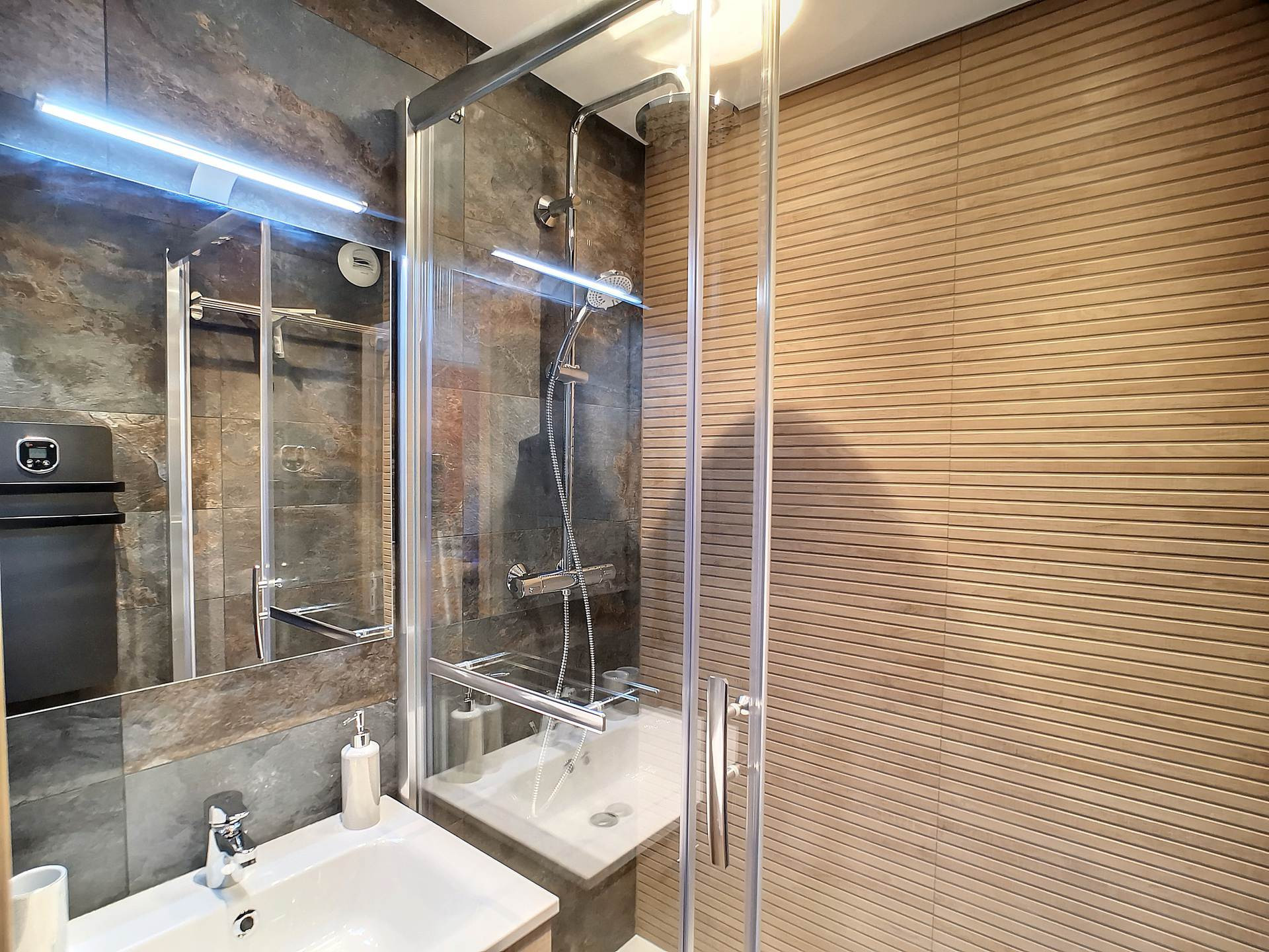 _lv_images__lot_0002020017_10_28744418