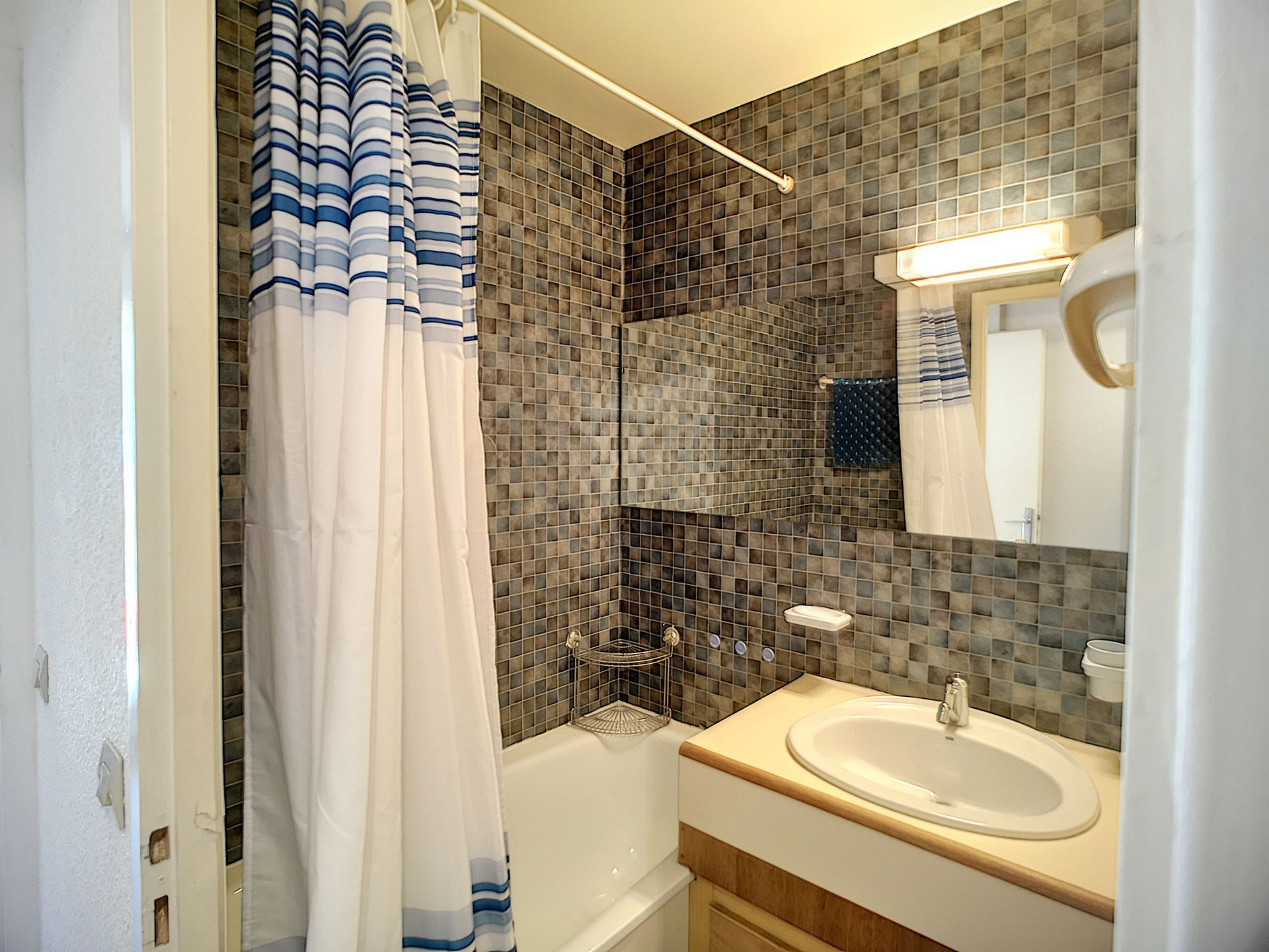 _lv_images__lot_0002030008_10_28180619