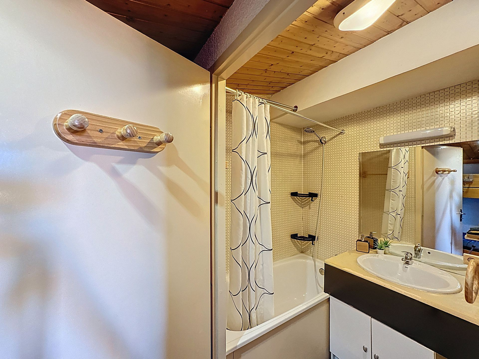 _lv_images__lot_0002040057_10_29486748