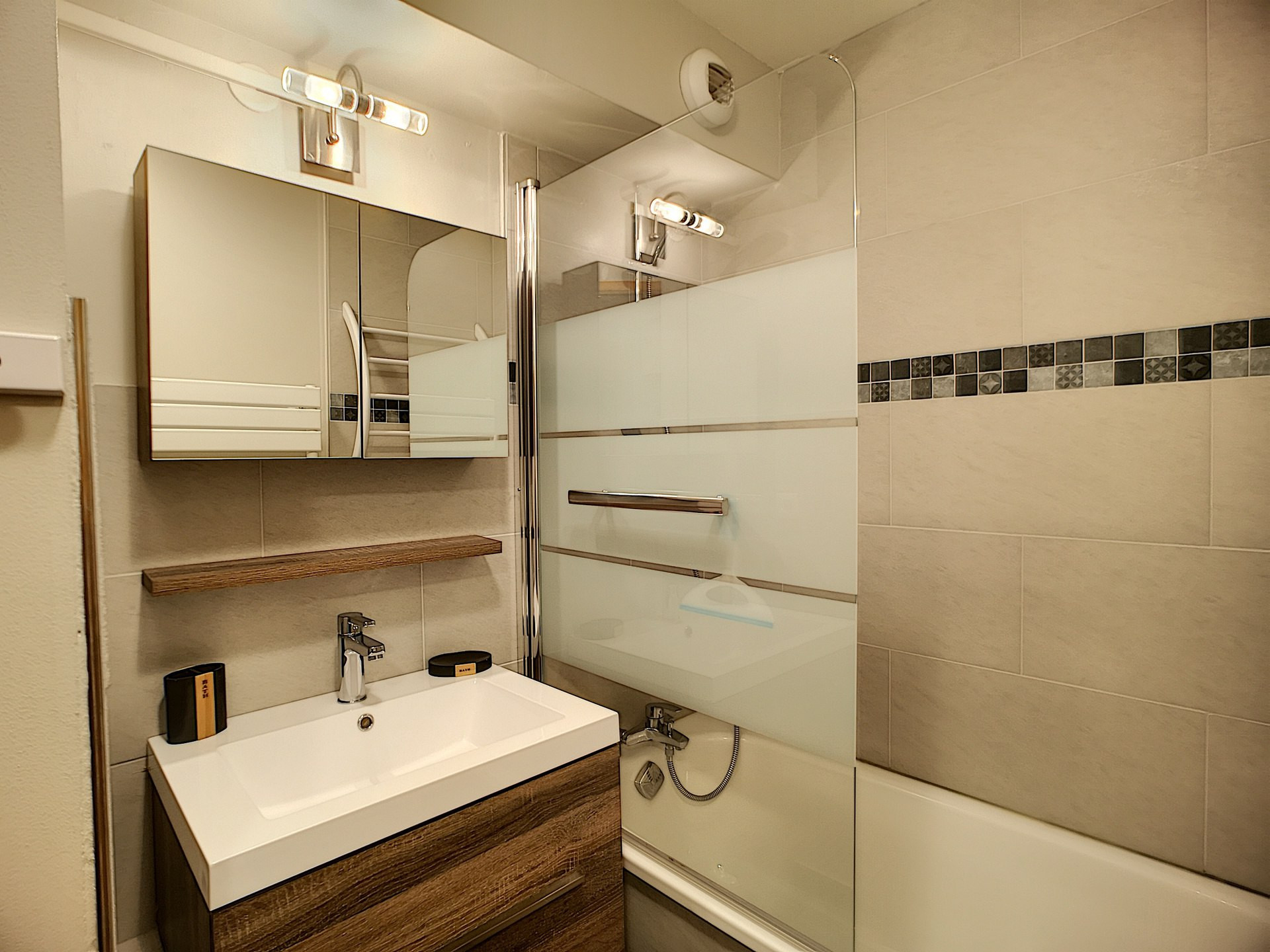 _lv_images__lot_0002050611_07_27706681