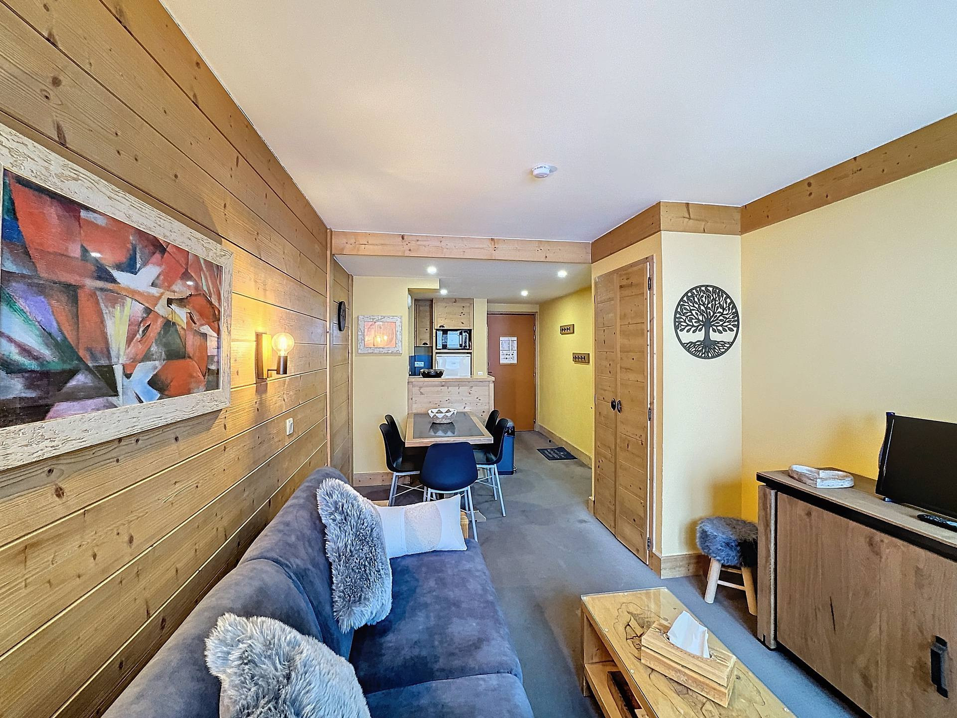 _lv_images__lot_0002060411_06_30159379