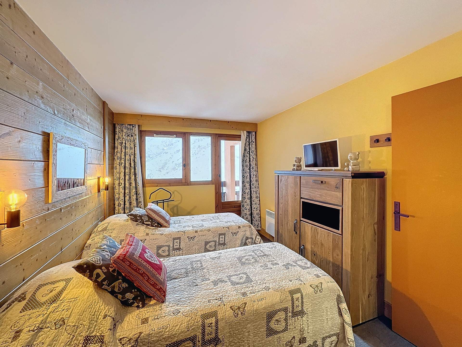 _lv_images__lot_0002060411_09_30159382