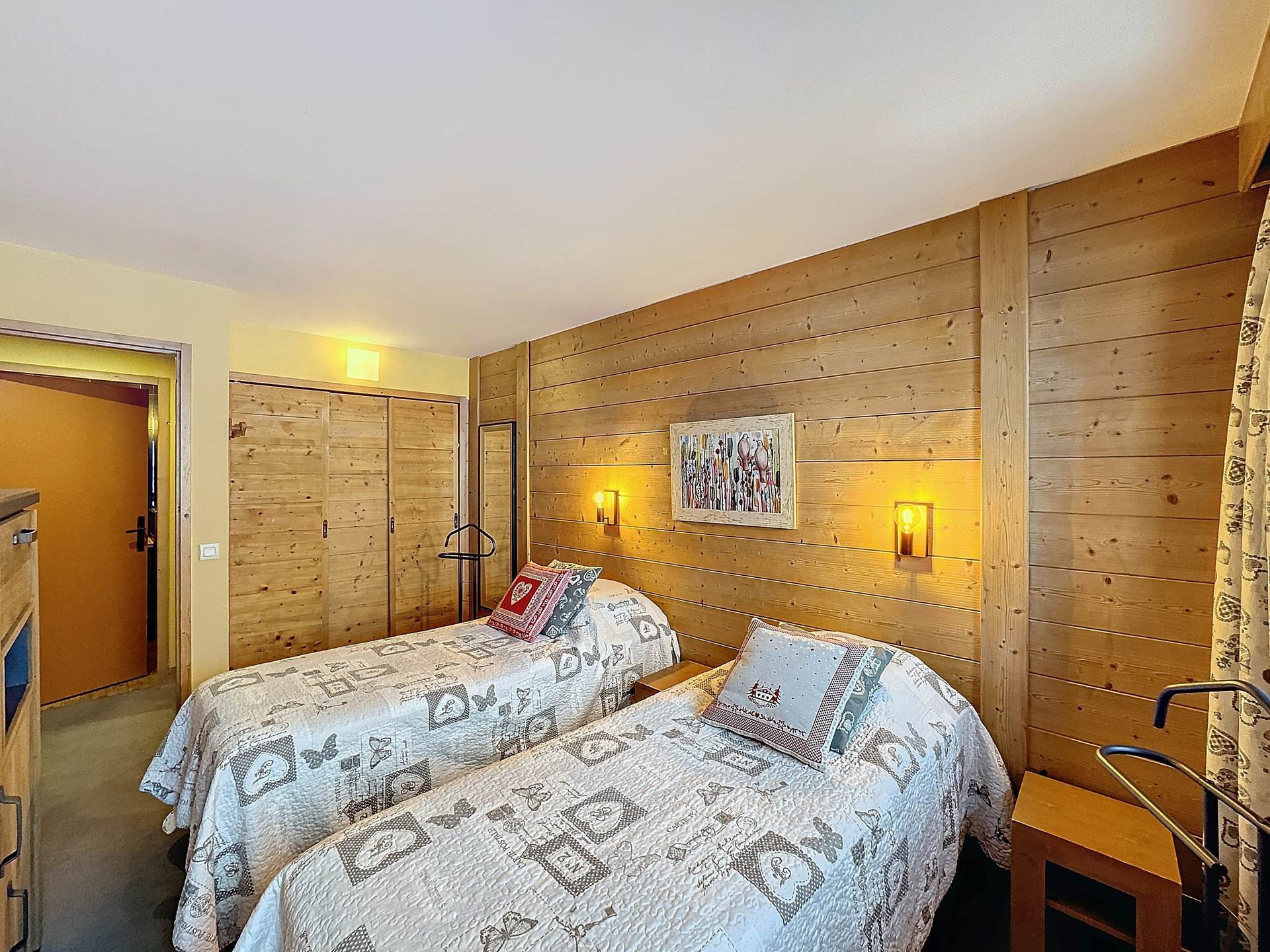 _lv_images__lot_0002060411_10_30159383