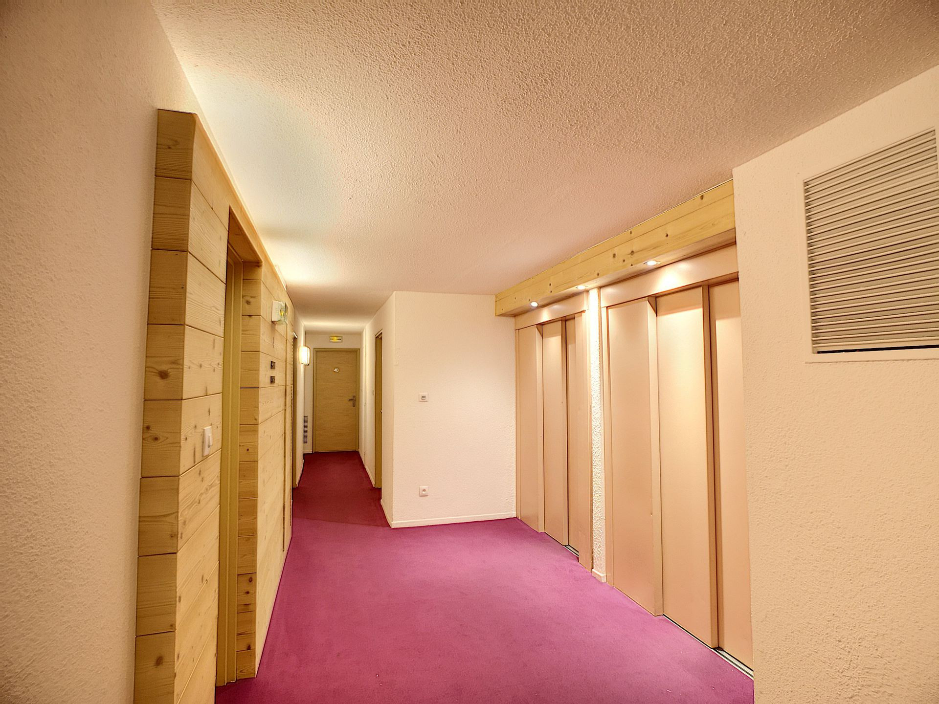 _lv_images__lot_0007010409_15_30140638