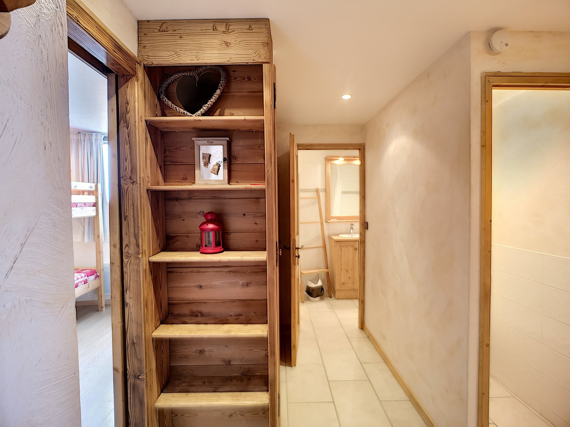 _lv_images__lot_0007040002_10_27705894