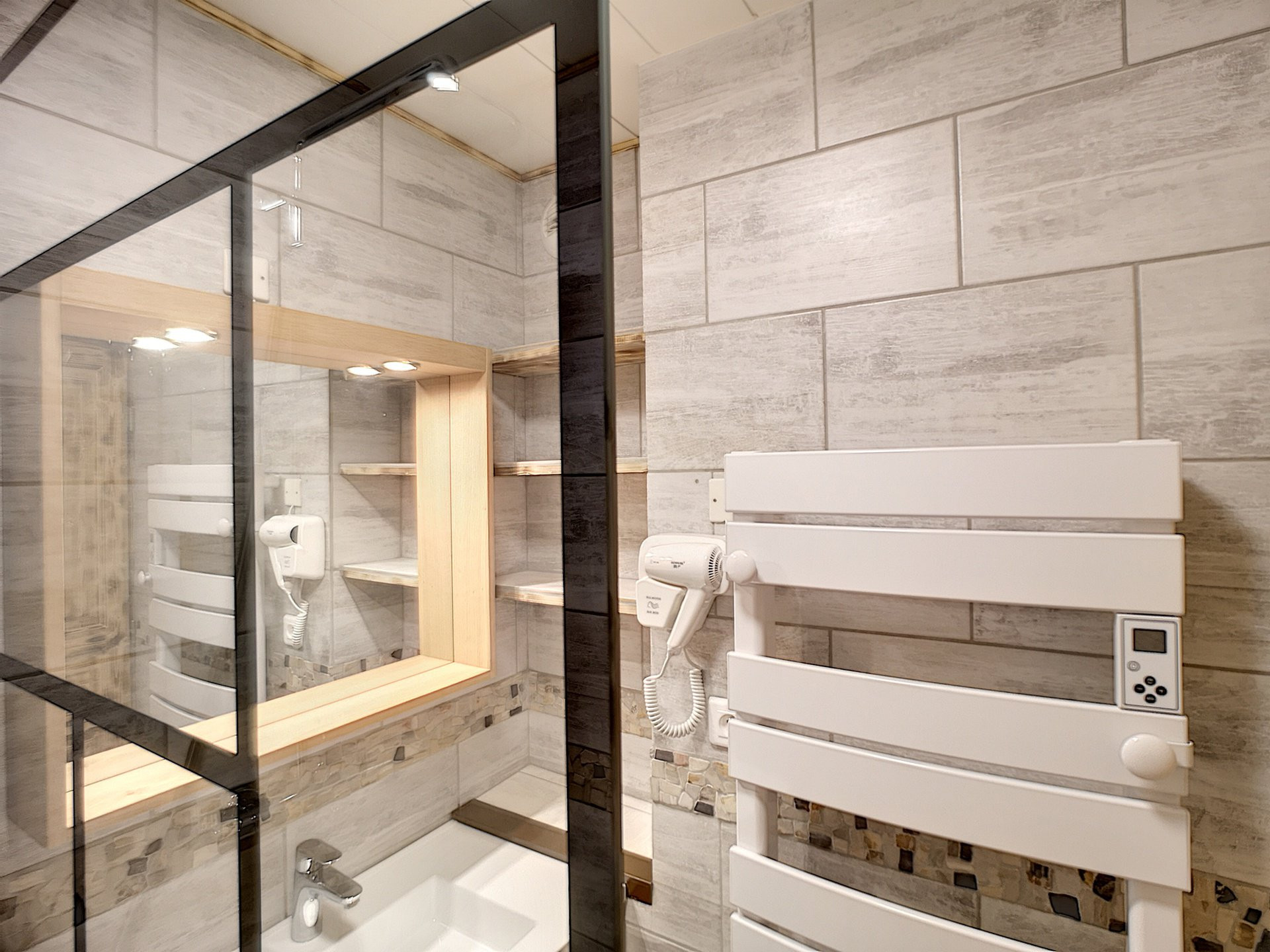 _lv_images__lot_0012000005_11_28630918