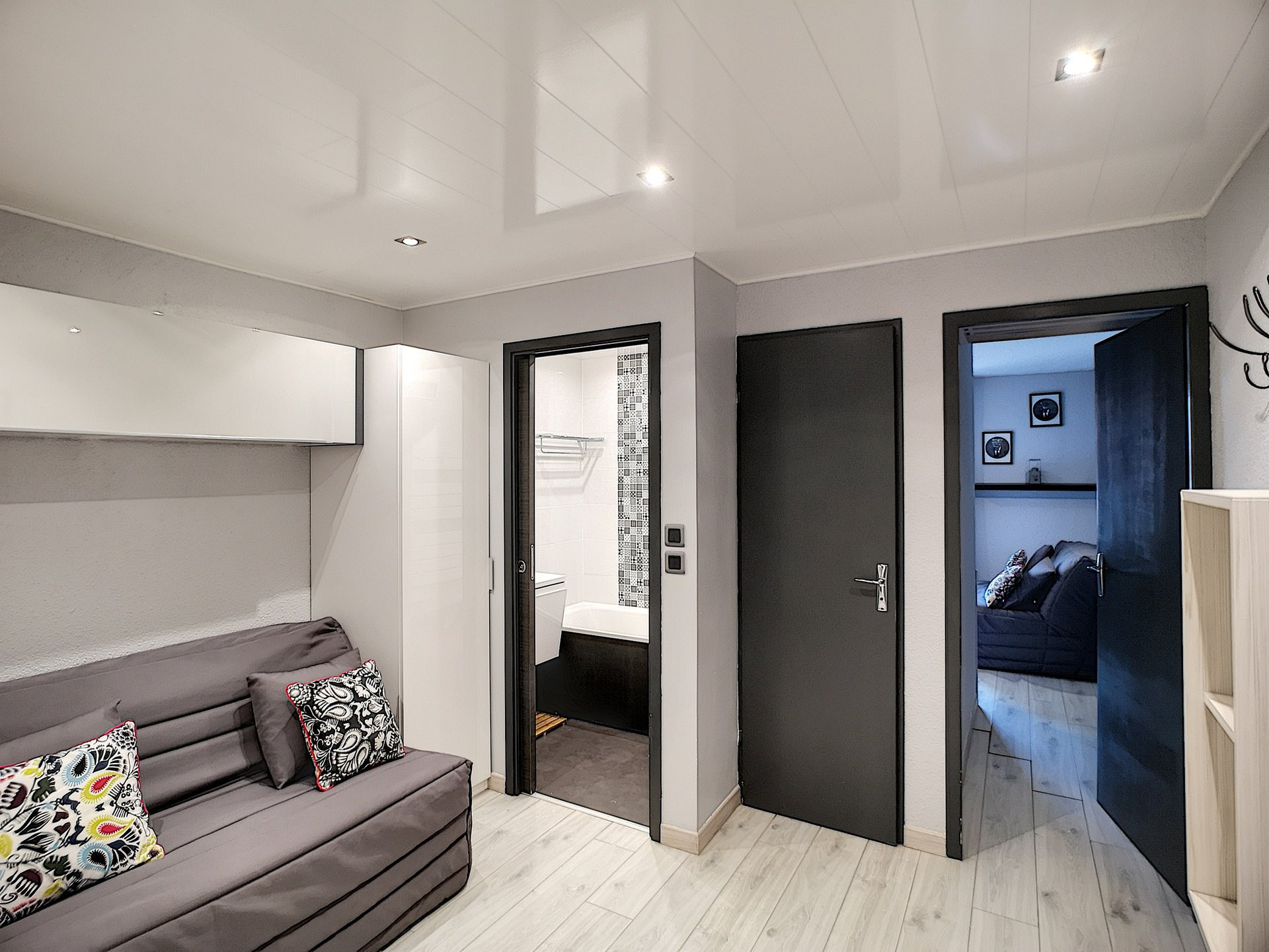 _lv_images__lot_0012010230_05_28646442