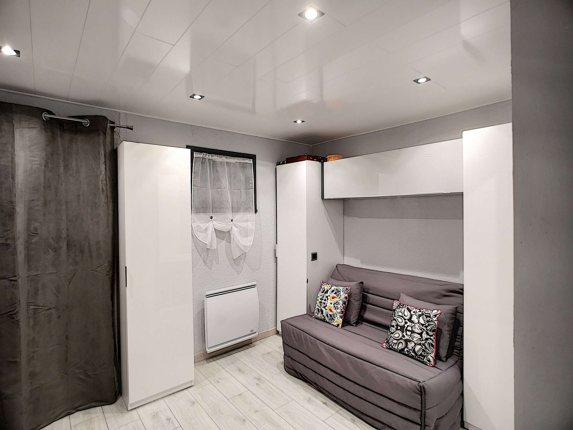 _lv_images__lot_0012010230_06_27856386