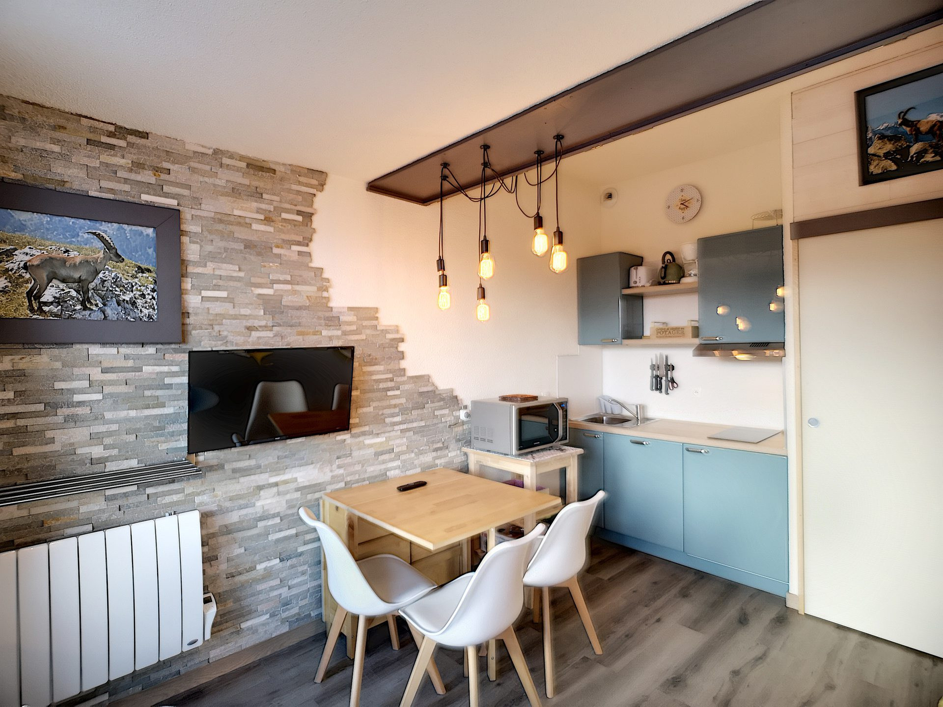 _lv_images__lot_0012030621_01_27707297