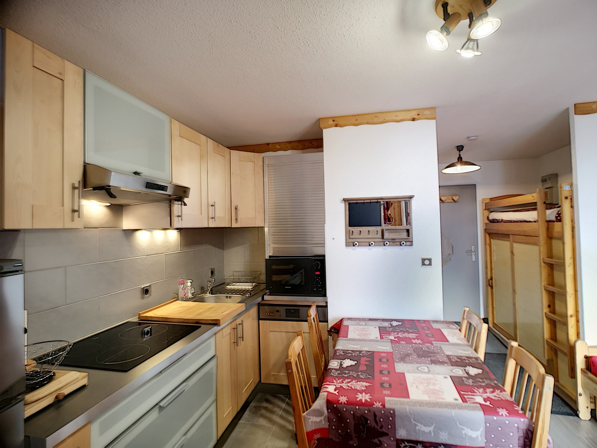 _lv_images__lot_0013040081_01_32643385