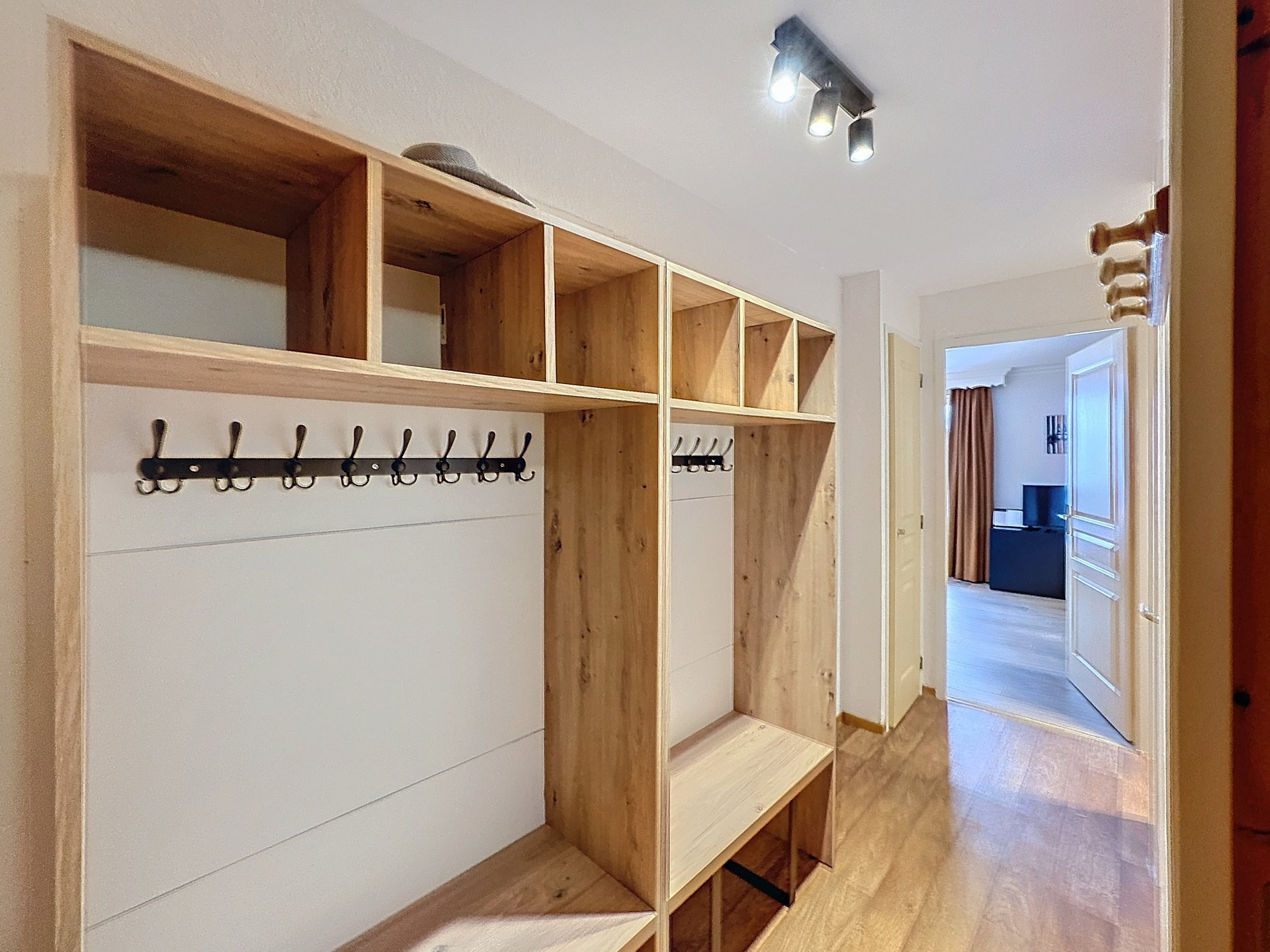 _lv_images__lot_0013040111_07_27743733