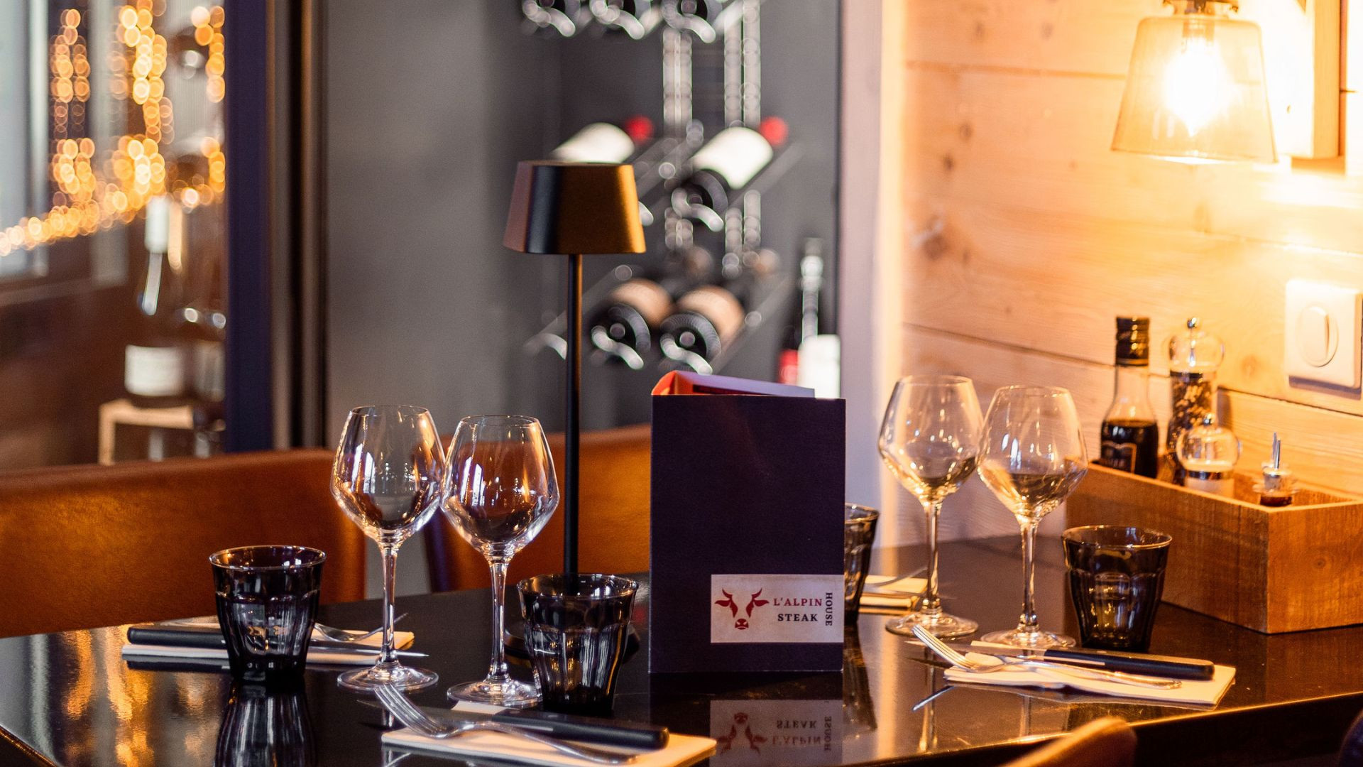 Dinner in a private cable car - Alpin Steak House - © Summit digital Dinner in a private cable car - Alpin Steak House