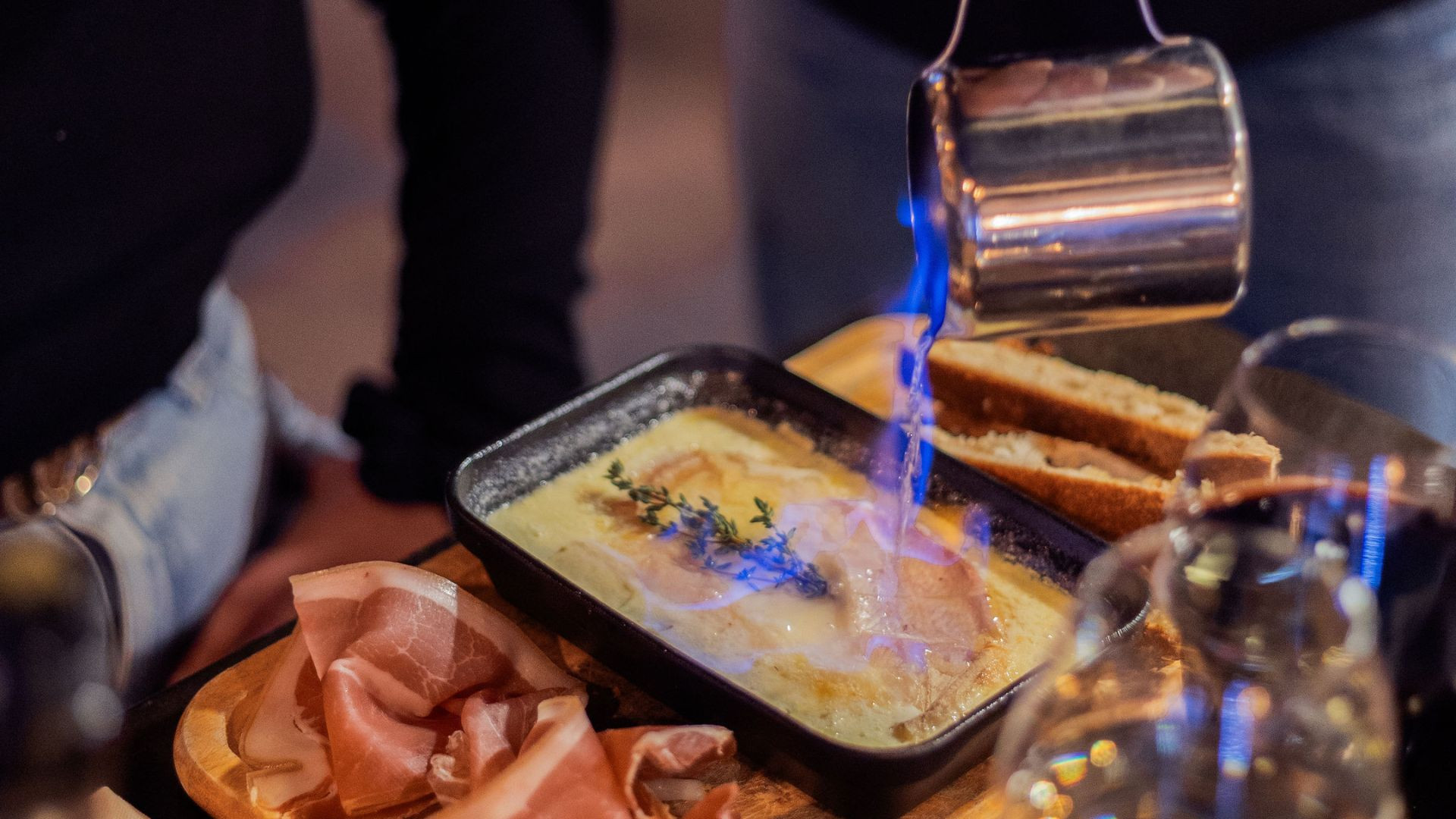 Dinner in a private cable car - Alpin Steak House - © Summit digital Dinner in a private cable car - Alpin Steak House