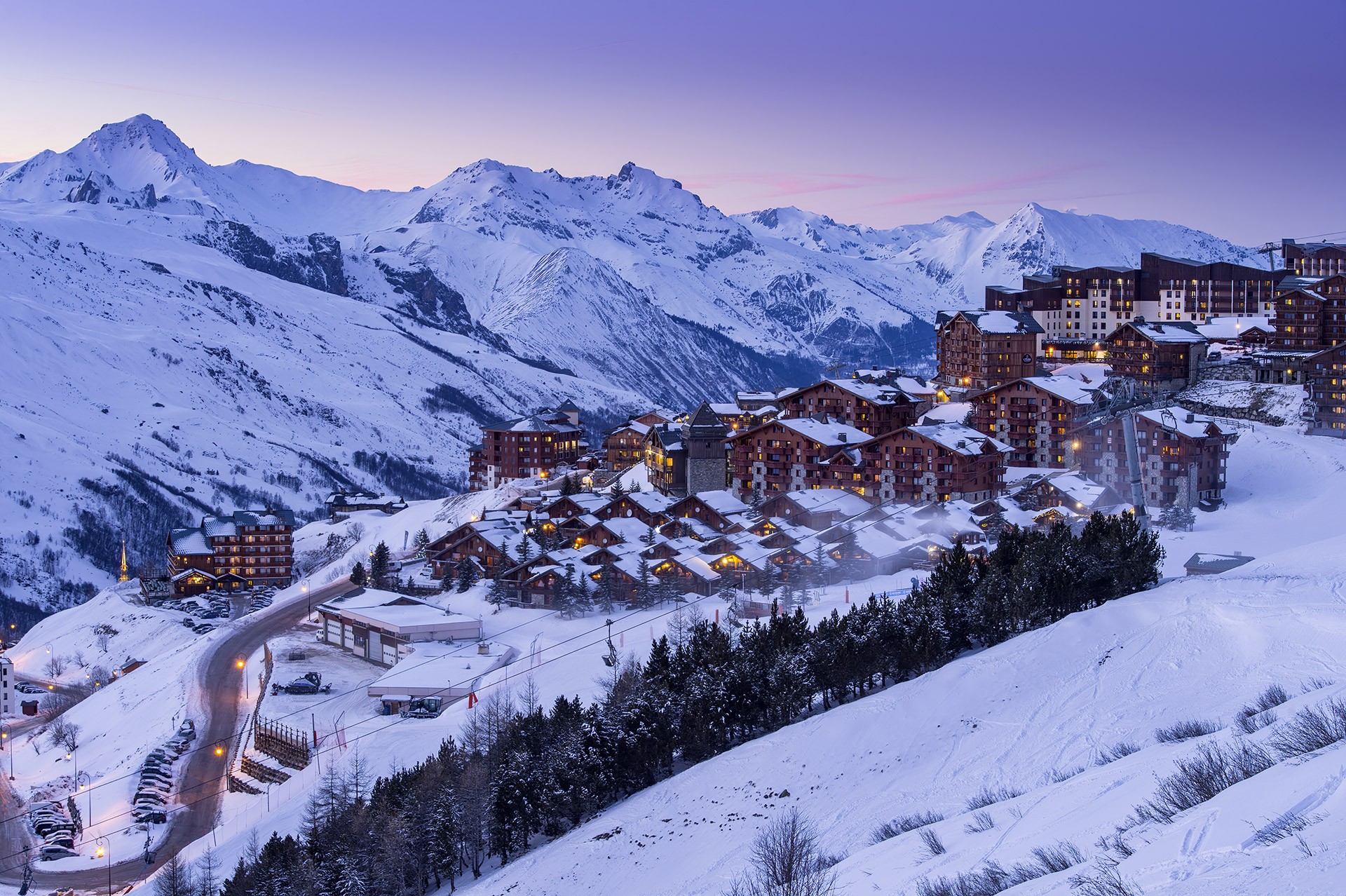 Vue sur la station des Menuires dans les 3 Vallées en Savoie Vue sur la station des Menuires dans les 3 Vallées en Savoie