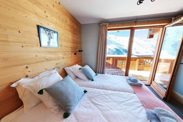 Room 188103-512303 Room 188103-512303