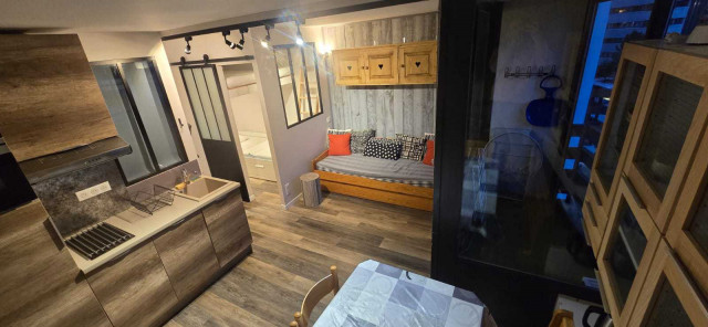 _lv_images__lot_0000000032_02_29747693