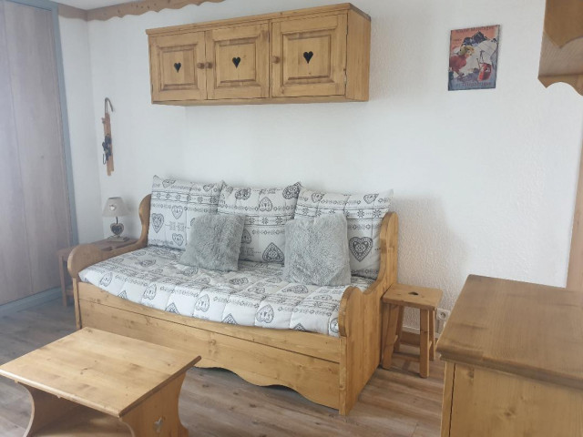 _lv_images__lot_0000000070_01_28745832