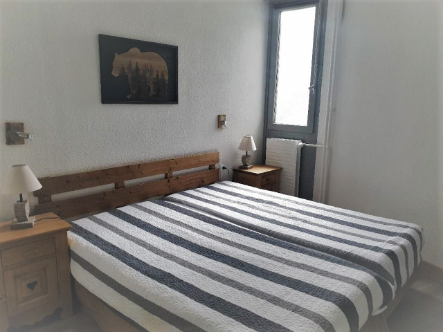 _lv_images__lot_0000000070_02_27650767