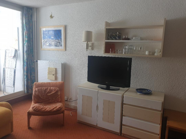 _lv_images__lot_0000000076_03_27708459