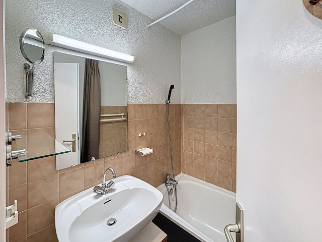 _lv_images__lot_0002000010_11_30010842