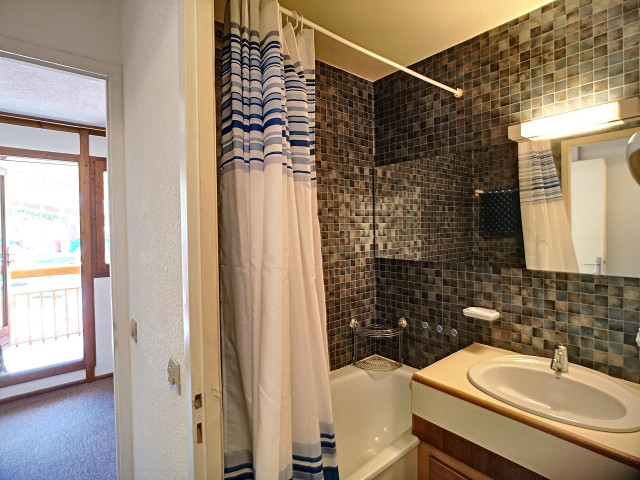 _lv_images__lot_0002030008_09_27837255