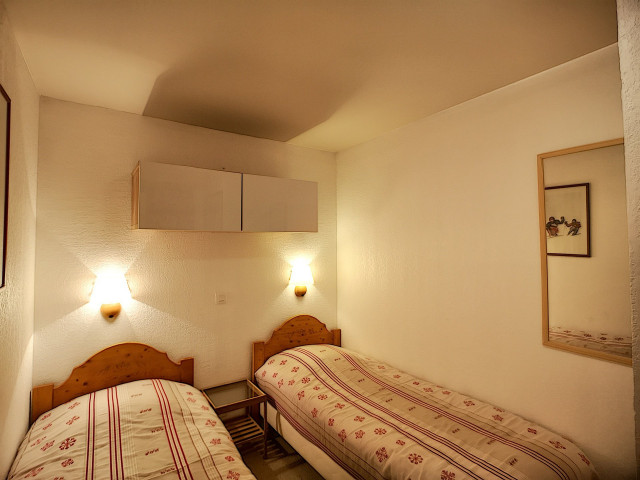 _lv_images__lot_0002050023_15_28219606