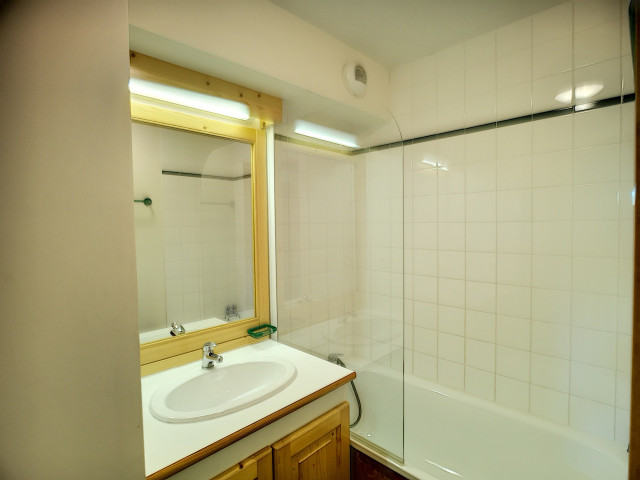 _lv_images__lot_0002050911_05_28199773