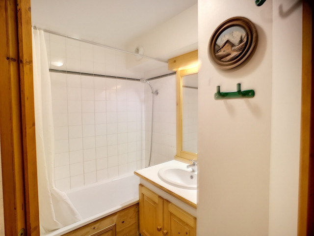 _lv_images__lot_0002051017_06_28704275