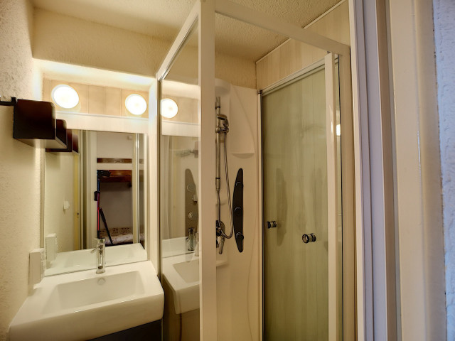 _lv_images__lot_0007010609_08_32222030