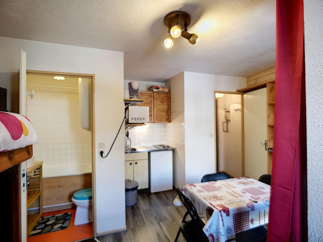 _lv_images__lot_0007040028_02_28666383