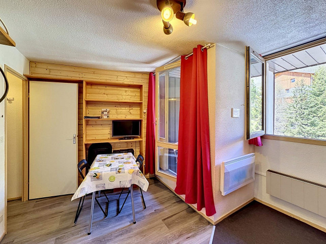 _lv_images__lot_0007040028_11_30162321