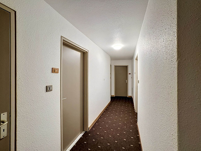 _lv_images__lot_0007040028_15_30183568