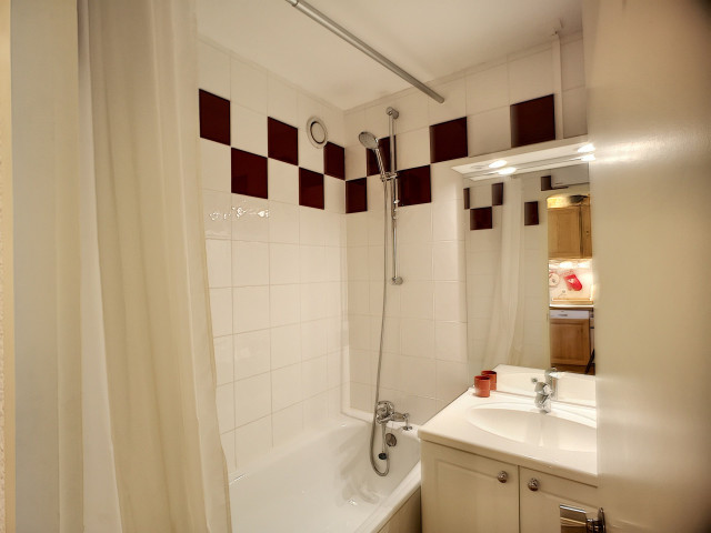 _lv_images__lot_0007070043_08_32263904