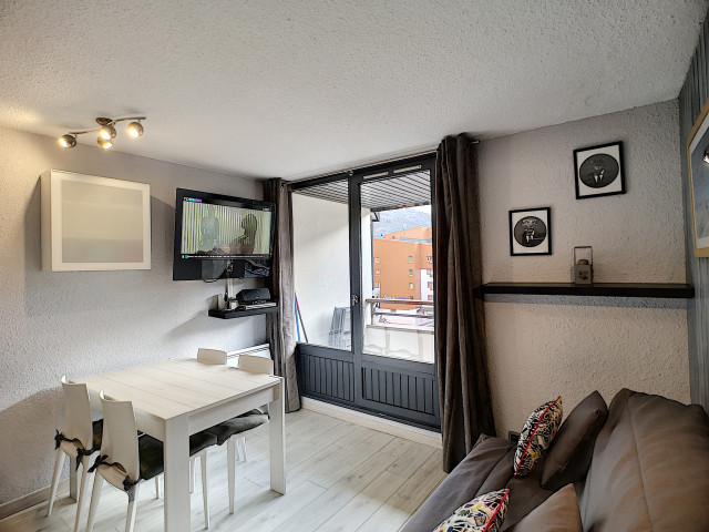 _lv_images__lot_0012010230_03_27725707