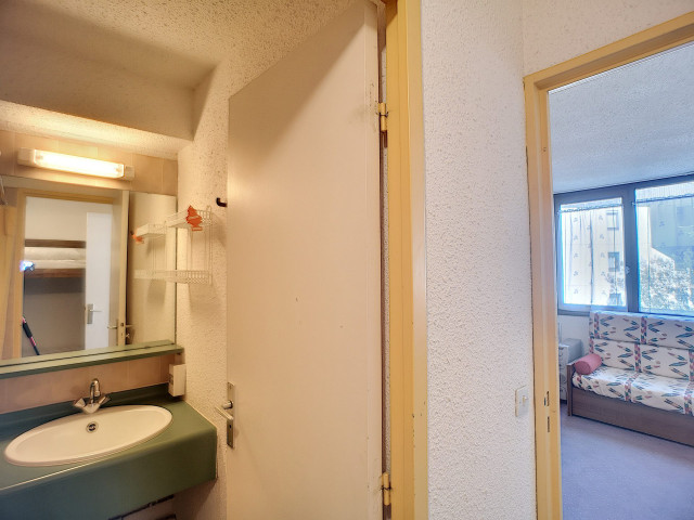 _lv_images__lot_0012030323_08_30395622