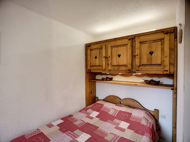 _lv_images__lot_0012030616_05_32178554