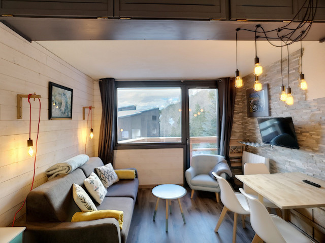 _lv_images__lot_0012030621_02_28494358