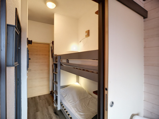 _lv_images__lot_0012030621_06_29506796