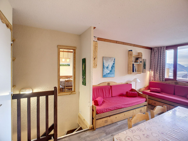 _lv_images__lot_0012030817_03_29889369