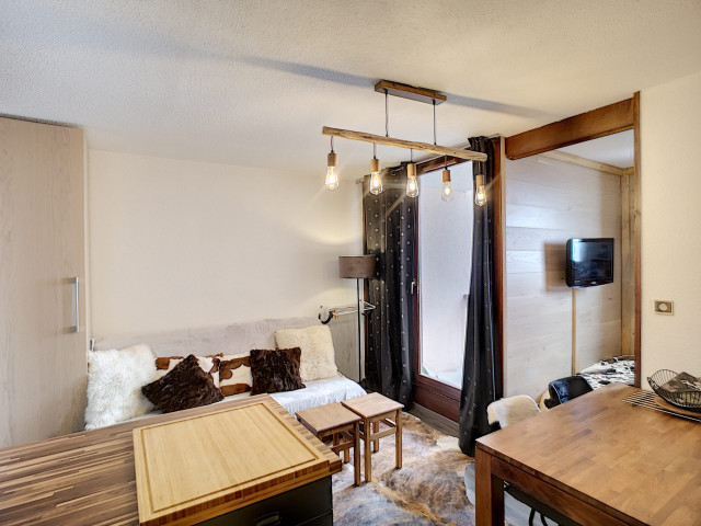 _lv_images__lot_0013040072_05_30161393