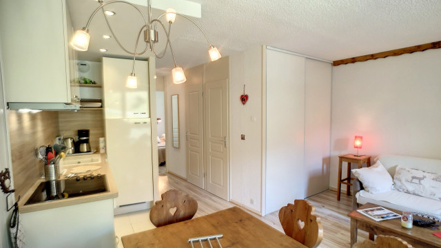 _lv_images__lot_0013040135_02_28663699