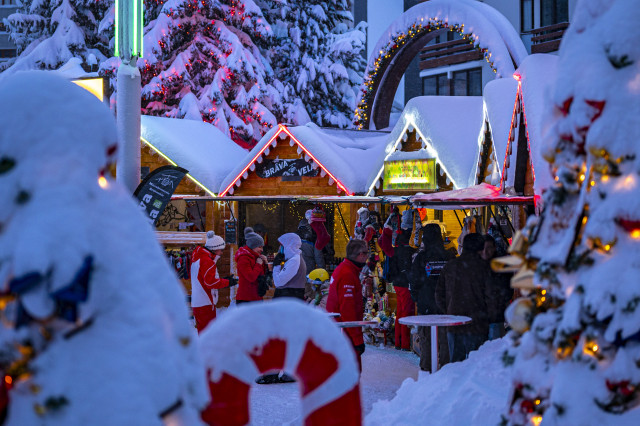 Marché de Noel enneigé aux Menuires