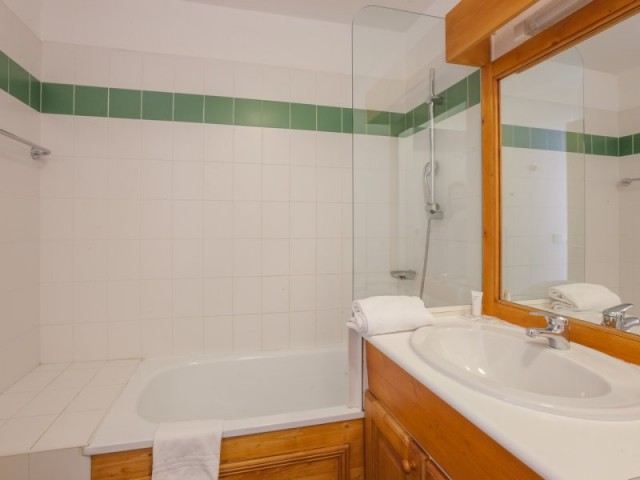 salle-de-bain-residence-les-valmonts-les-menuires-vvl-71630-43-260926 salle-de-bain-residence-les-valmonts-les-menuires-vvl-71630-43-260926