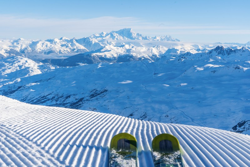 Ski le matin dans les 3 Vallées face au Mont-Blanc